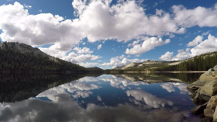 Parco Nazionale di Yosemite con paesaggio mozzafiato e riflesso delle nuvole nell'acqua.