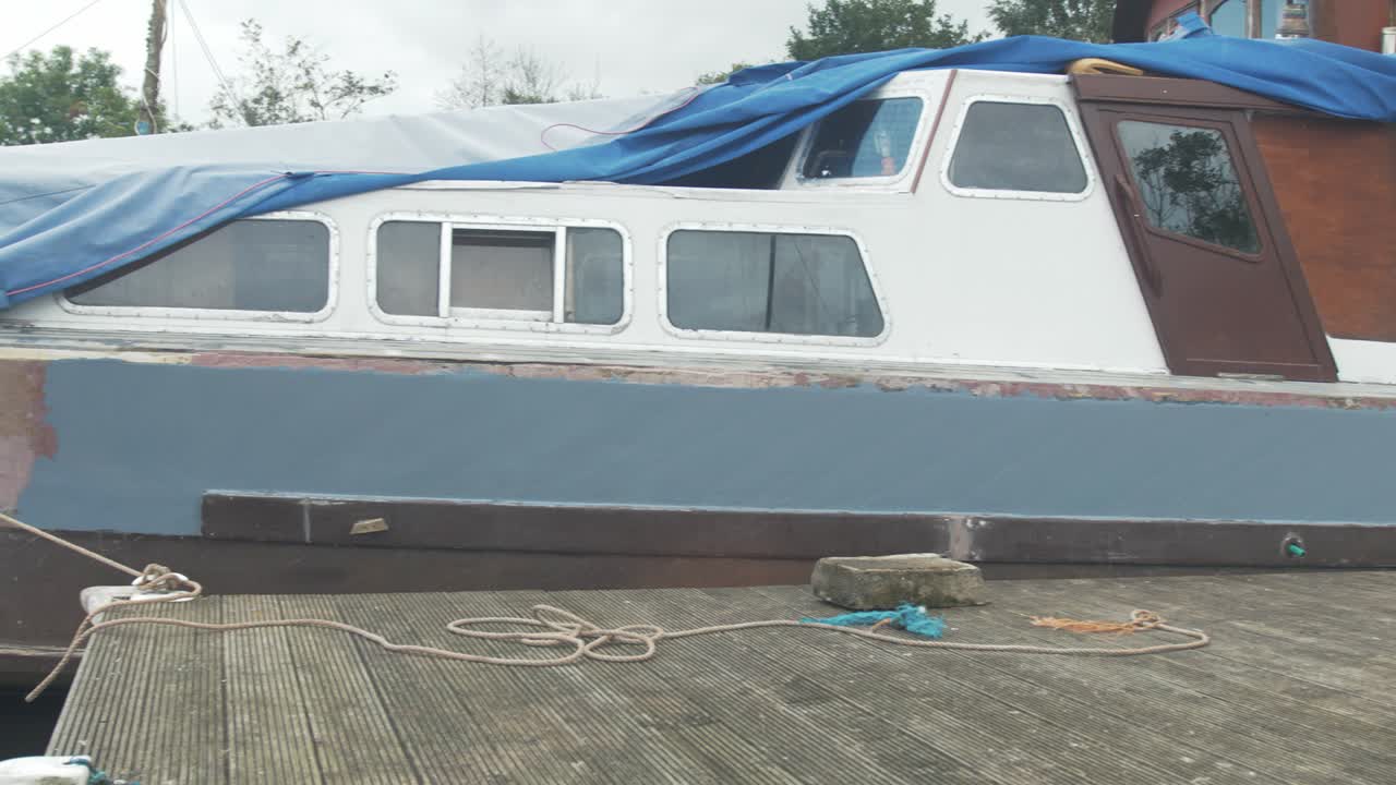 옛 나무 배 가 도크 에  ⁇ 여 라이브 보드 보트 로 변신 하고 있다