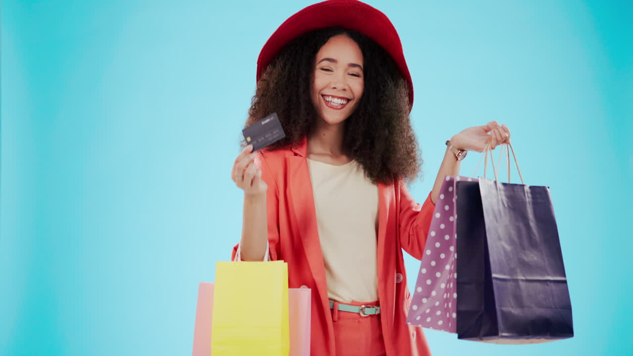 cara, mujer y una tarjeta de crédito para comprar