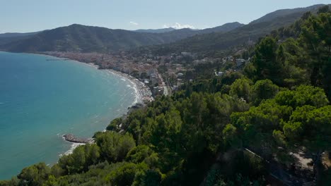 Drohnenaufnahme,-Die-Die-Stadt-Alassio-Und-Die-Strände-Liguriens-Zeigt