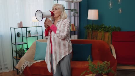 la abuela mayor grita en el megáfono el altavoz anuncia descuentos venta de bienes raíces apresúrate