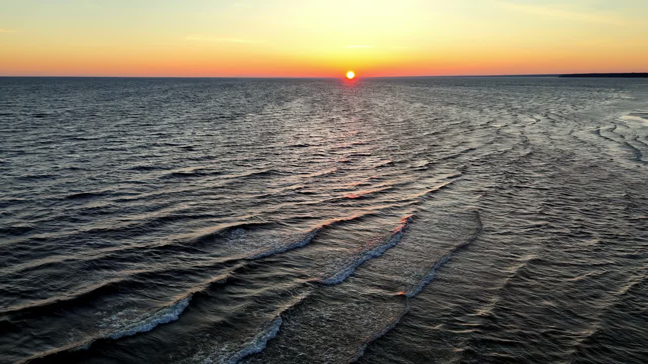 평온 한 바다 위 의 해 가 지는 모습, 하늘 을 가로질러 오렌지색, 분홍색, 보라색 의 줄무 가 빛나는 모습