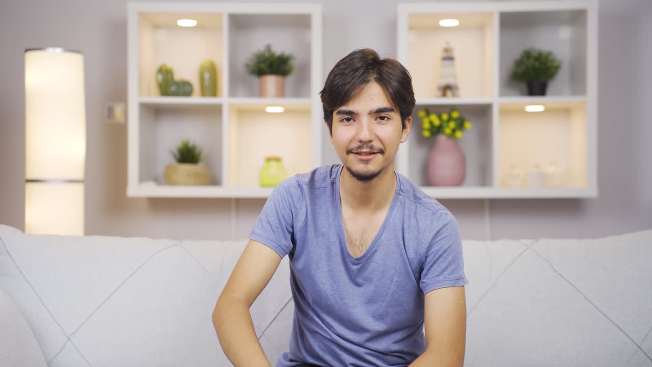 카메라를 향해 눈을  ⁇ 박이는 남자