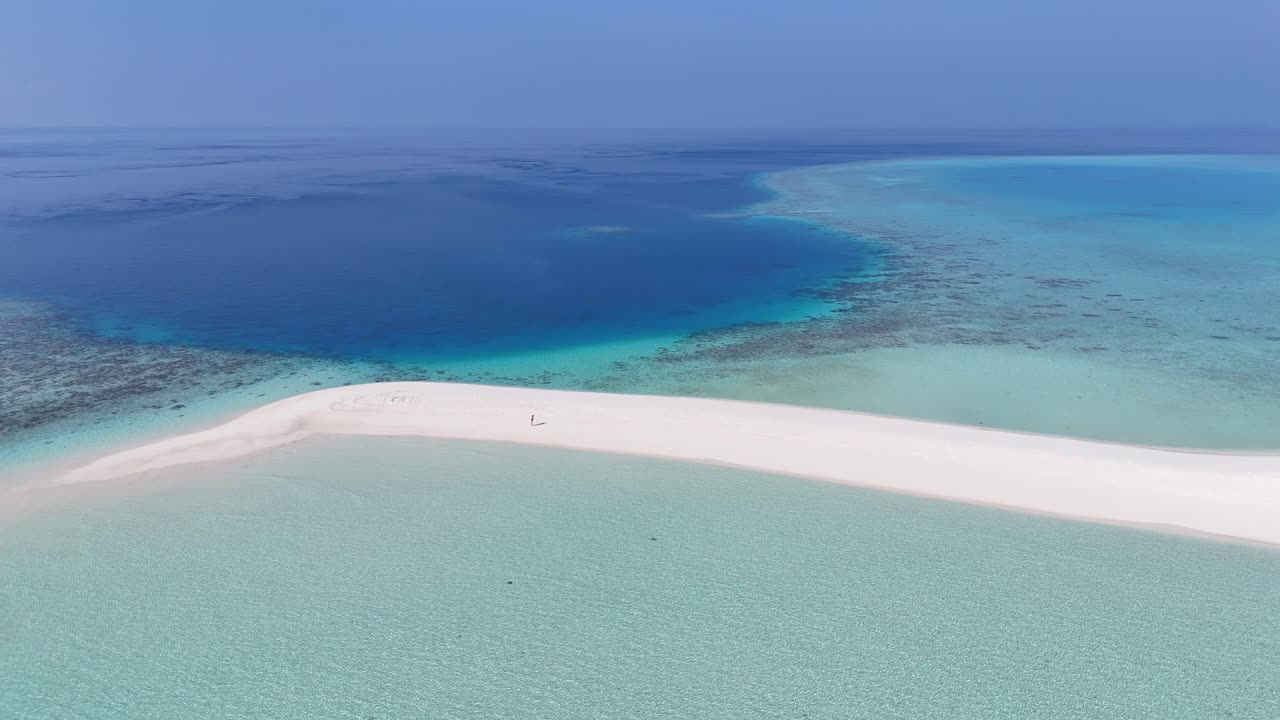 Luftfoto fra drone af Maldivisk sandbanke og koralrevslagune