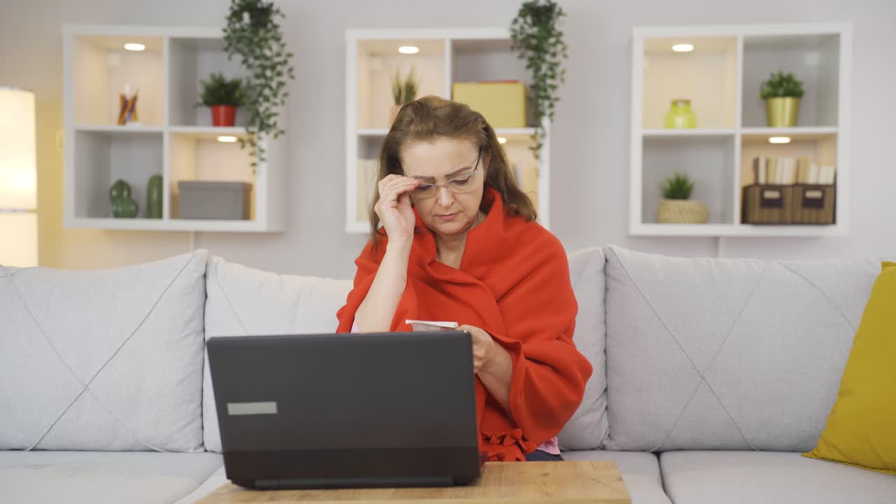 la mujer que mira los billetes tiene frío.