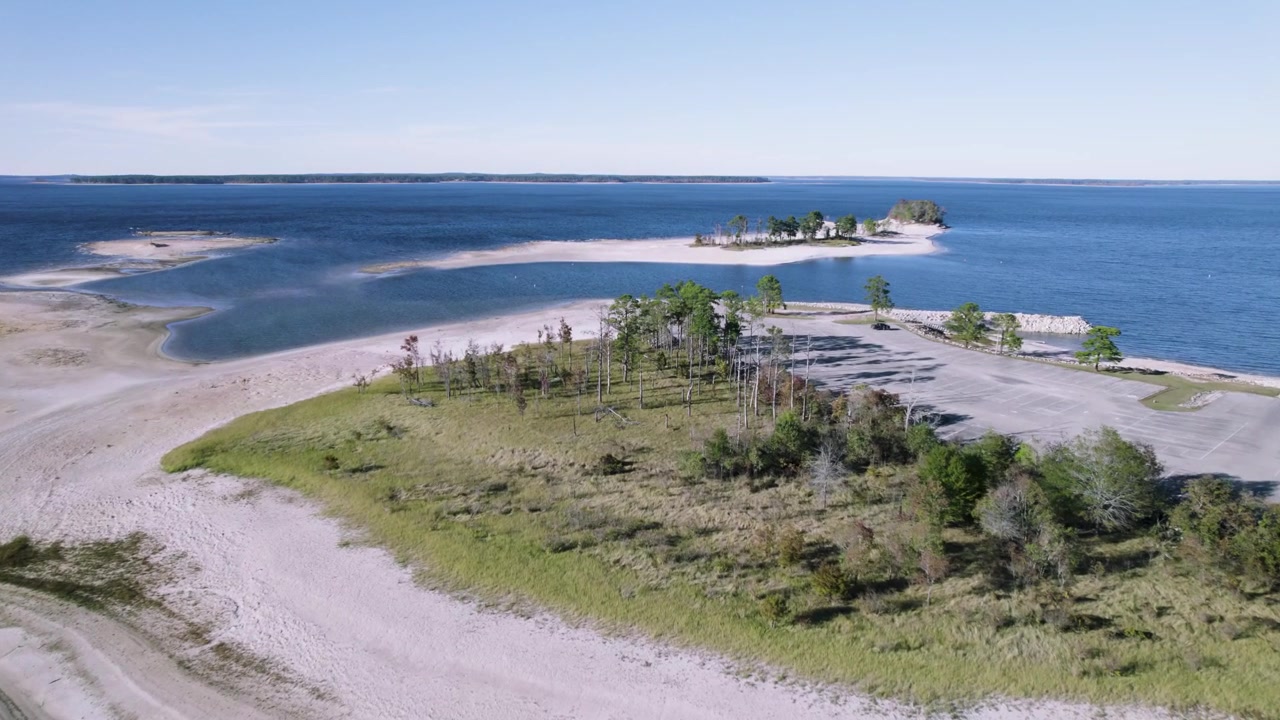 Ilmakuva rannasta ja saaresta lähellä Twin Dikes Parkia Sam Rayburnin tekojärvellä.