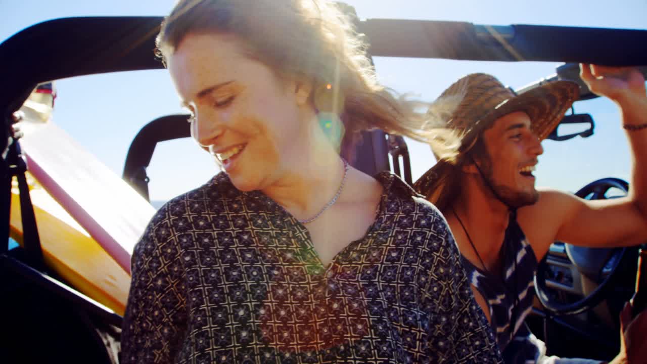 un grupo de amigos divirtiéndose en el coche 4k