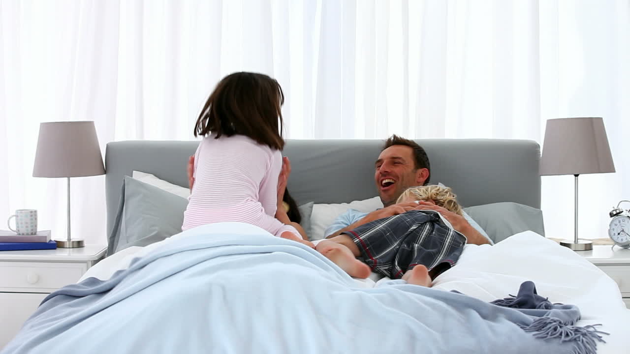 la mano eligiendo familias en una cama