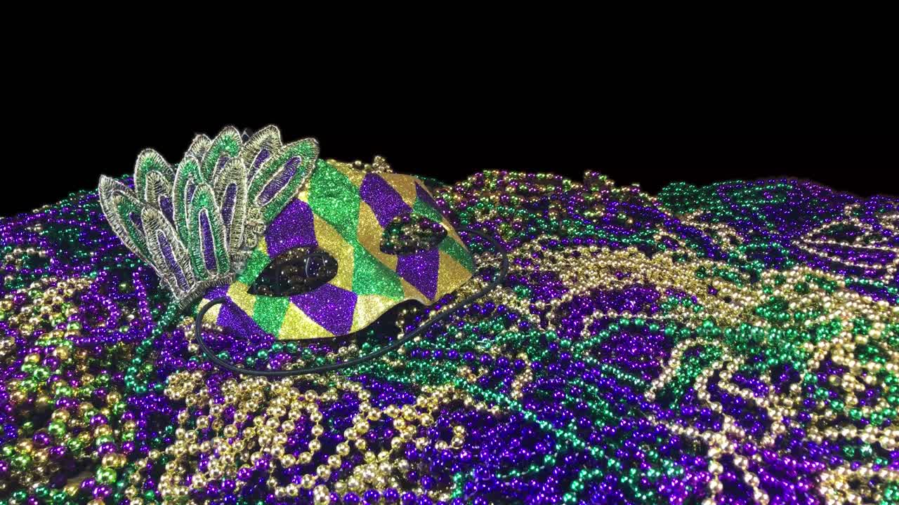 마디 그라 구슬 더미에 반짝이는 화려한 카니발 마스크