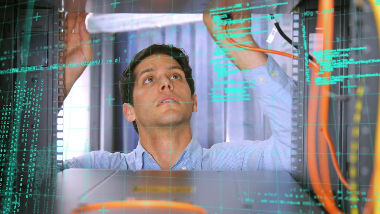 animación del procesamiento de datos sobre un hombre biracial en la sala del servidor