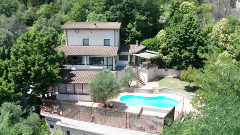 Dolly-Aéreo-De-Pequeña-Villa-Mediterránea-Con-Piscina