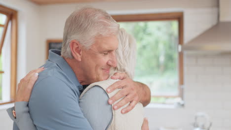 feliz pareja de alto nivel abrazo en casa por amor