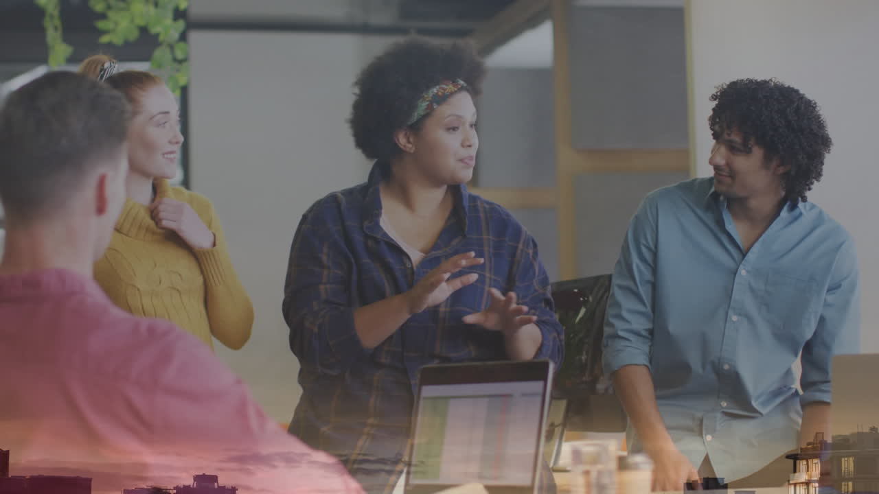 animación del paisaje sobre diversas personas de negocios hablando en la oficina.