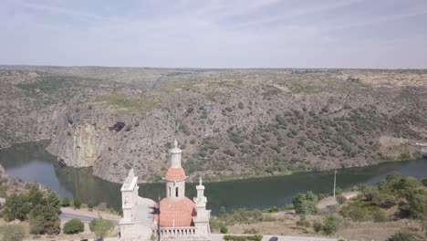 revelan una foto de un dron del río detrás de una iglesia europea medieval