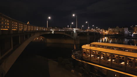 puente de praga vista temprano en la mañana a través del río vltava con reflejo de luz en el agua