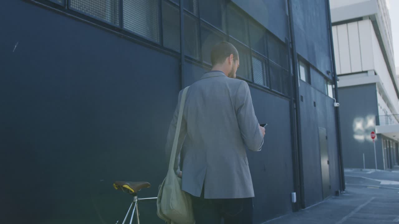 이동 중인 전문적인 젊은이