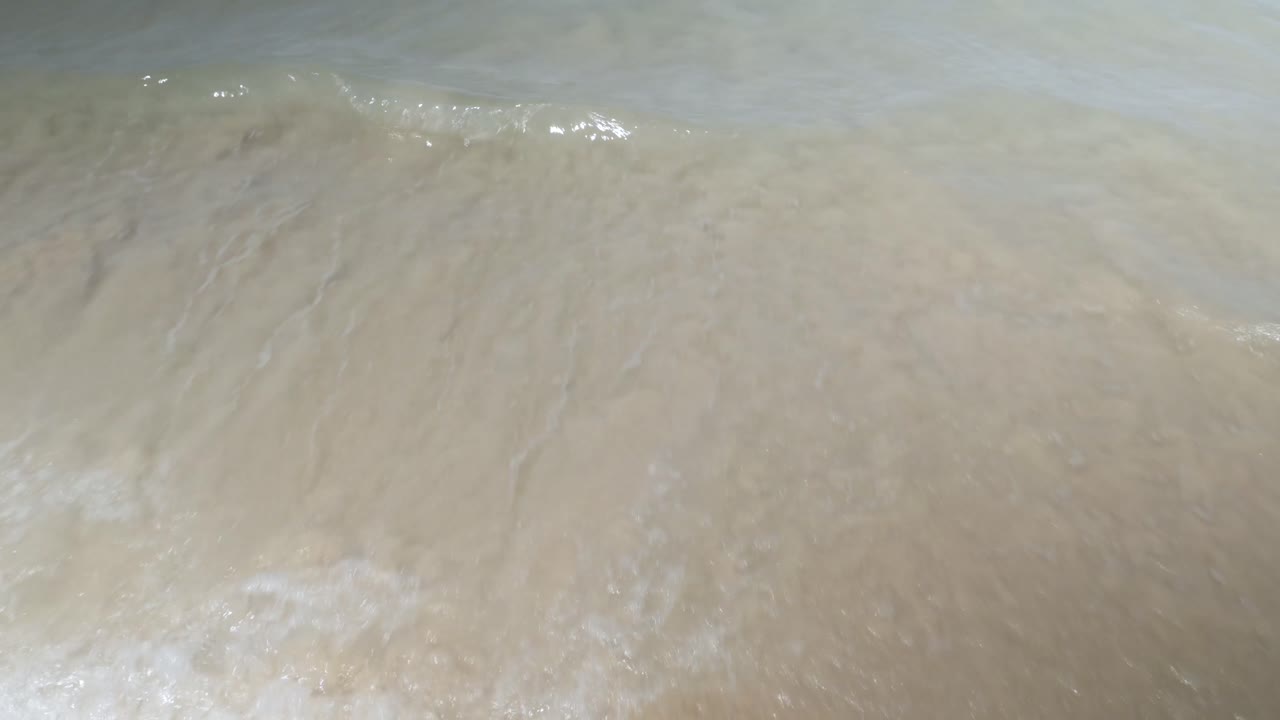 청록색 바닷물 파도가 하얀 모래를 쳤다