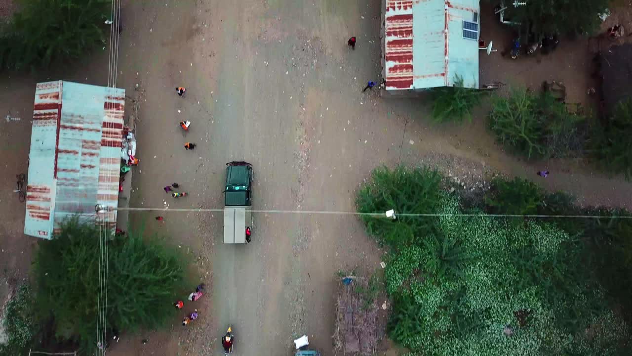 motociclistas viajando alrededor del lago magadi en kenia