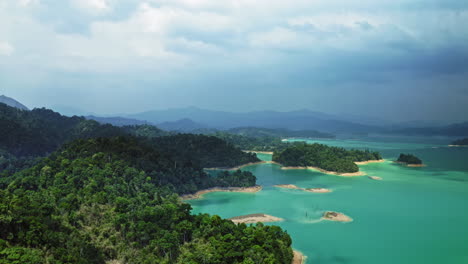 dron panorámico sobre el hermoso paisaje montañoso del lago azul, aéreo