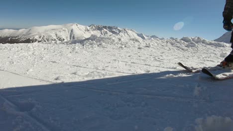 Cerrar-En-Skii-Deslizándose-Sobre-La-Nieve