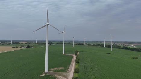 Las-Turbinas-Eólicas-En-El-Noreste-De-Wisconsin-Activan-El-Viento-Produciendo-Electricidad.