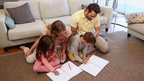 familia haciendo la tarea en el suelo