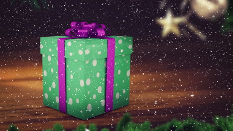nieve cayendo con el regalo de navidad