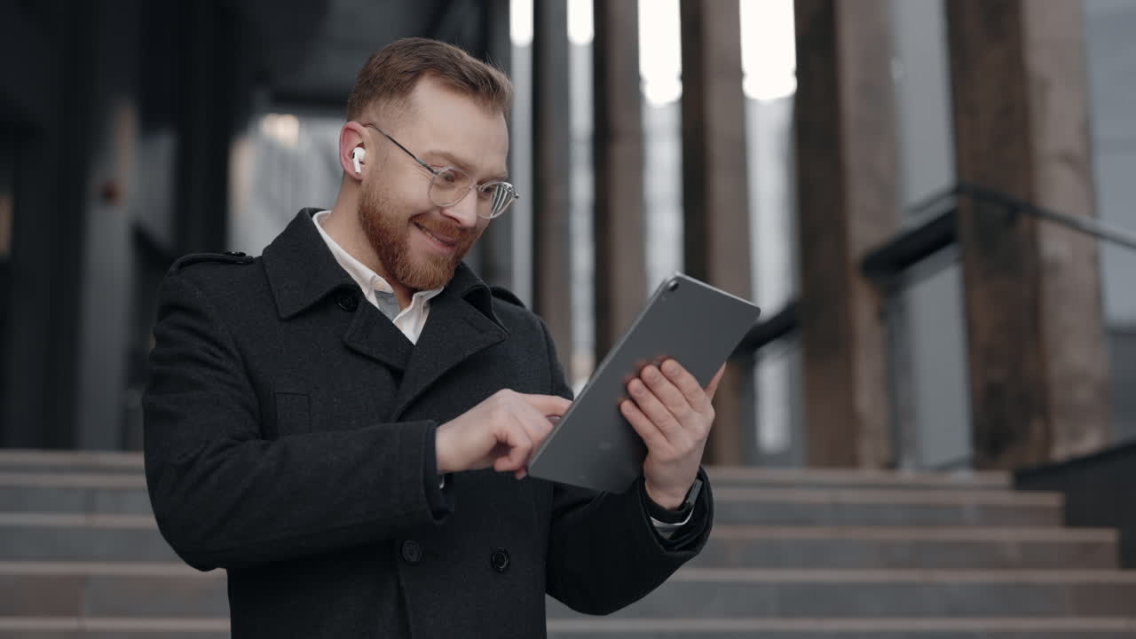 hombre usando tableta al aire libre