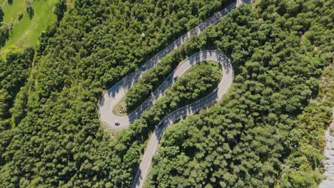 Sinuosa-Carretera-De-Dos-Carriles-En-Medio-Del-Bosque-Cerca-De-Baga