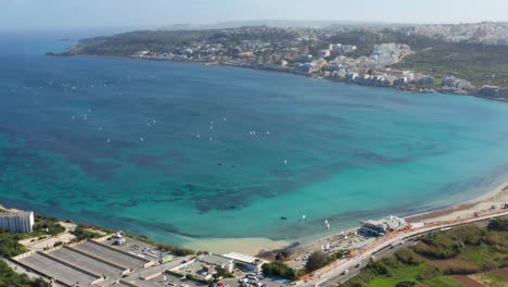 Vista-Aérea-De-La-Bahía-De-Mellieha-Y-El-Paisaje-Urbano-En-El-Norte-De-Malta,-Europa