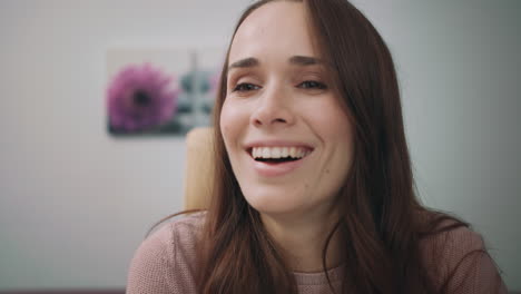 mujer de negocios sonriente mirando la pantalla de la computadora en el lugar de trabajo en casa