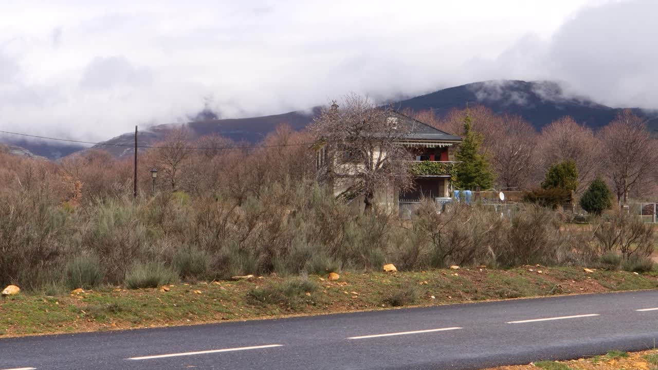 가을날 작은 시골 마을을 지나가는 큰 구름의 시간 경과