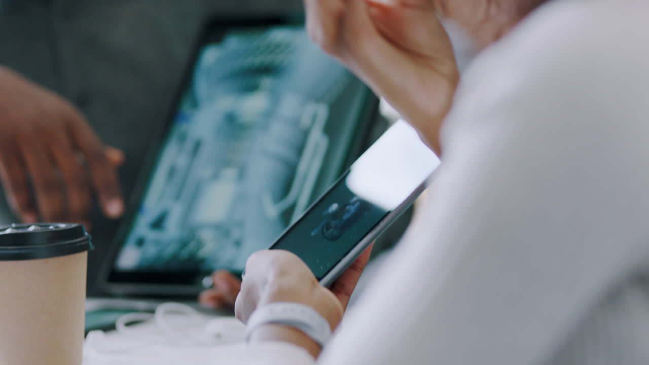 personas, tableta y reunión de ingeniería