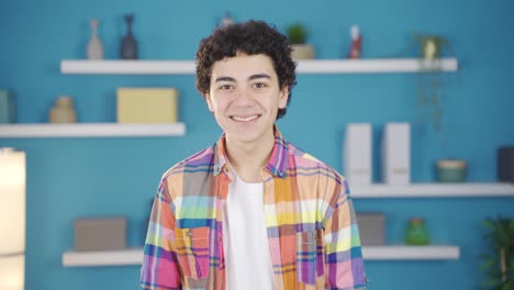 un chico emocionado y comprensivo.