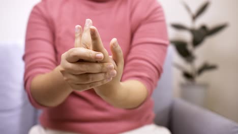 las mujeres que se estiran las manos después de un intenso día de oficina en casa protegen el síndrome de la oficina