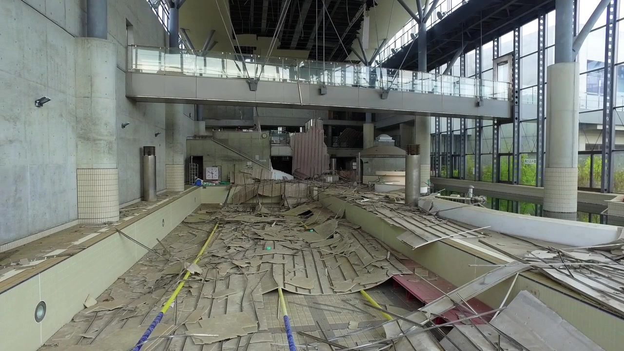 Vista panorámica inquietante de un espacio público devastado después de un desastre