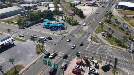 vista de dron hiperlapso que rodea la intersección de harrison ave, us hwy 231, us hwy 98 y ferrocarril en panama city fl