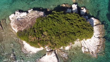 Pequeña-Isla-Desierta-Cerca-De-Lefkada,-Archipiélago-Jónico,-Grecia---Antena-Aérea