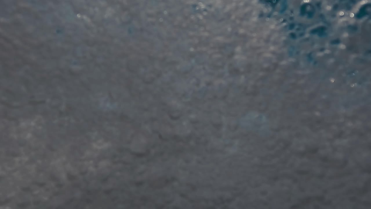 vista en primera persona medio submarina de las olas del mar rompiendo en la cámara