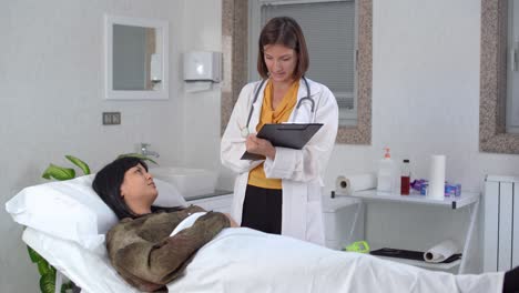 Female-doctor-and-female-patient.