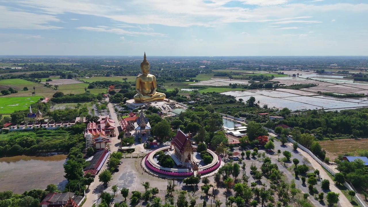 Cảnh quay thiết lập quỹ đạo trên không của Tượng Phật Vàng và Chùa Wat Muang ở Ang Thong, Thái Lan, vào một ngày nắng.