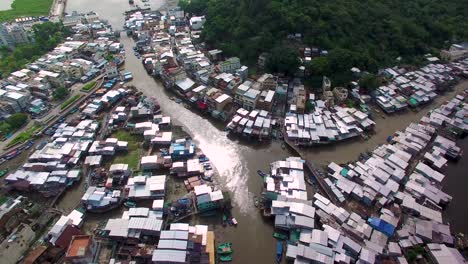 Vista-Aérea-De-Dios-Del-Pueblo-Pesquero-De-Tai-O-Y-Canales-En-La-Isla-De-Lantau,-Hong-Kong