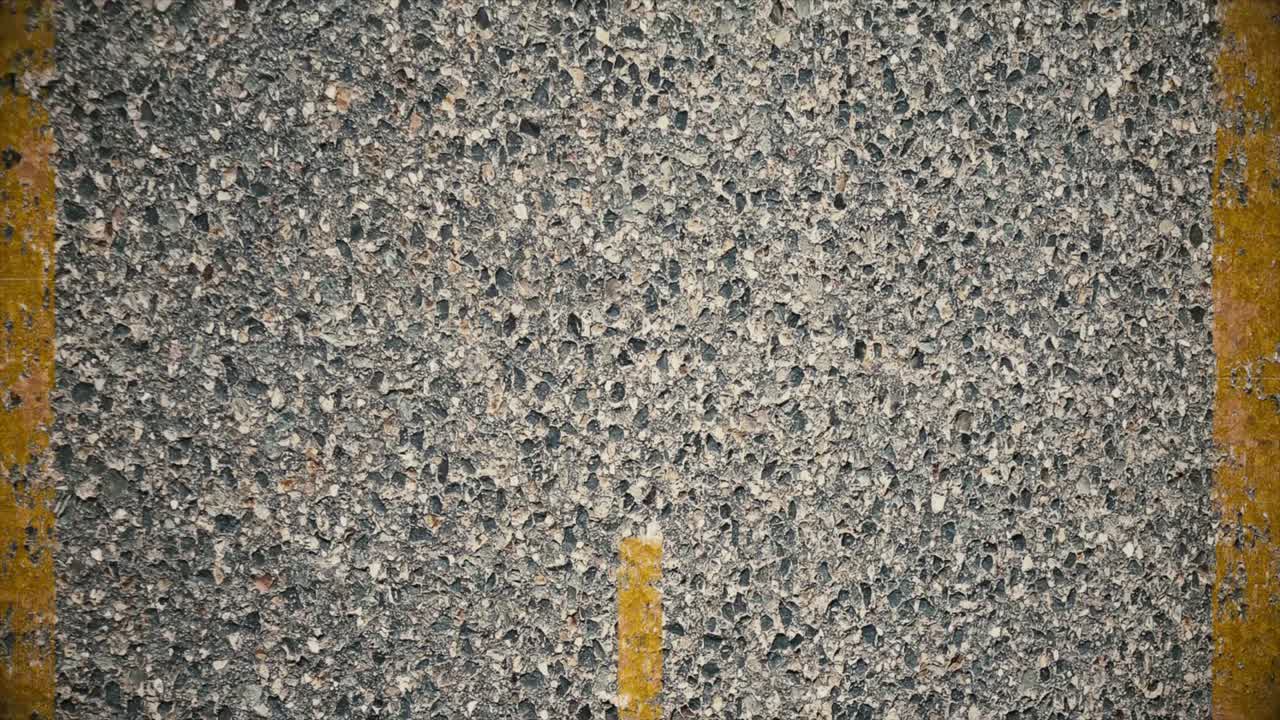 도로에서 움직입니다. 애니메이션. 노란색 차선 표시를 실행합니다.