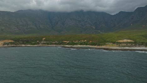 Toma-De-Drone-De-Una-Tranquila-Piscina-De-Marea-Durante-Un-Día-Nublado-Cerca-De-Ciudad-Del-Cabo