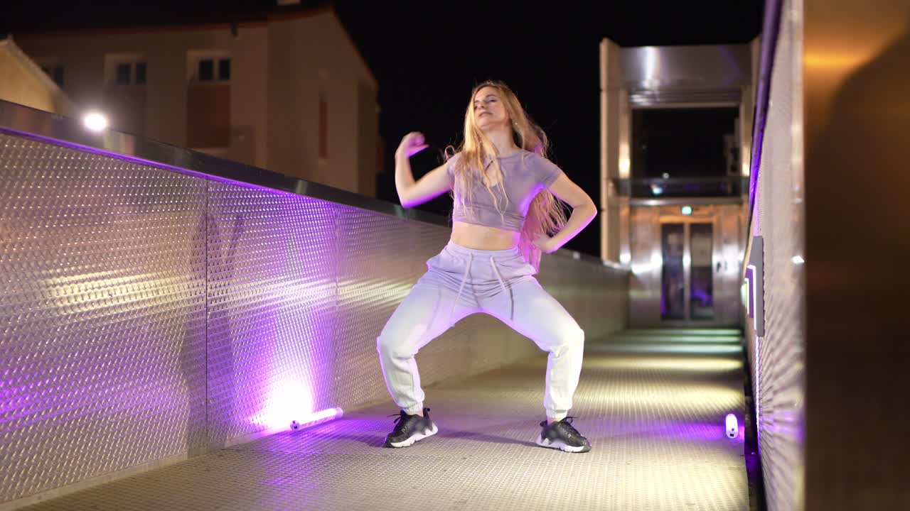 Donna che esegue street dance di notte
