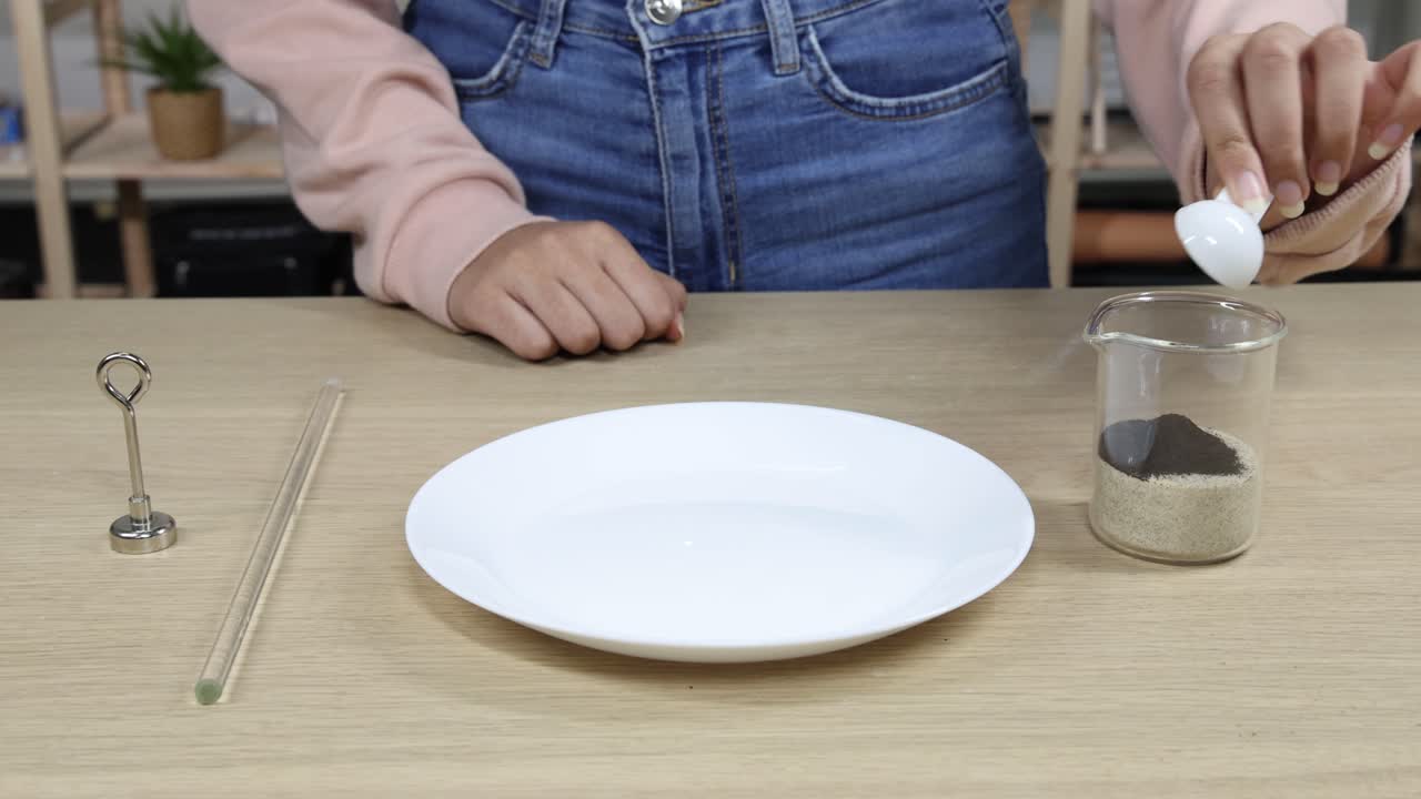 demostrando propiedades magnéticas usando arena y un imán