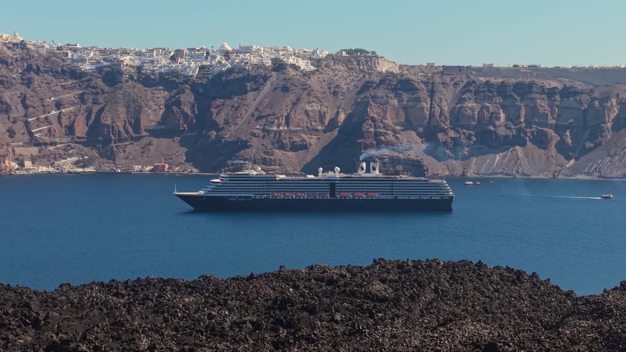Riprese del paesaggio vulcanico di Santorini con scogliere della caldera, terreno roccioso e una nave da crociera che naviga nel Mar Egeo