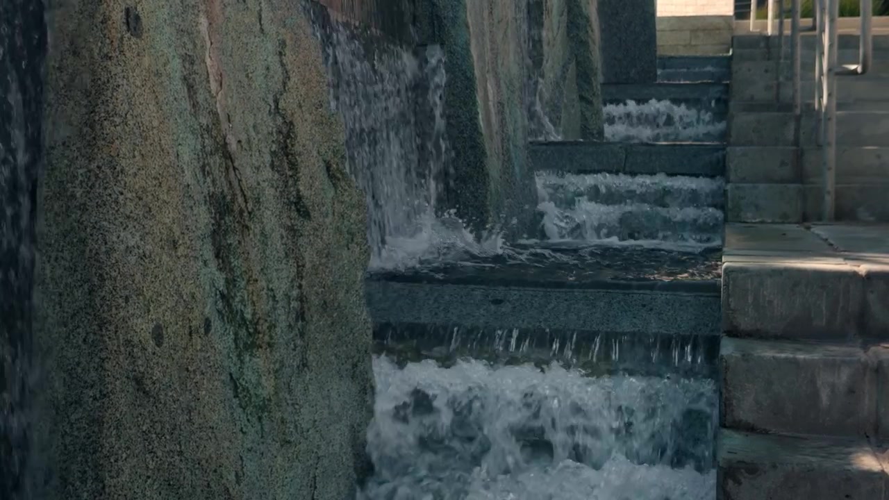 Vista statica dell'acqua che scende a cascata da una fontana multilivello testurizzata