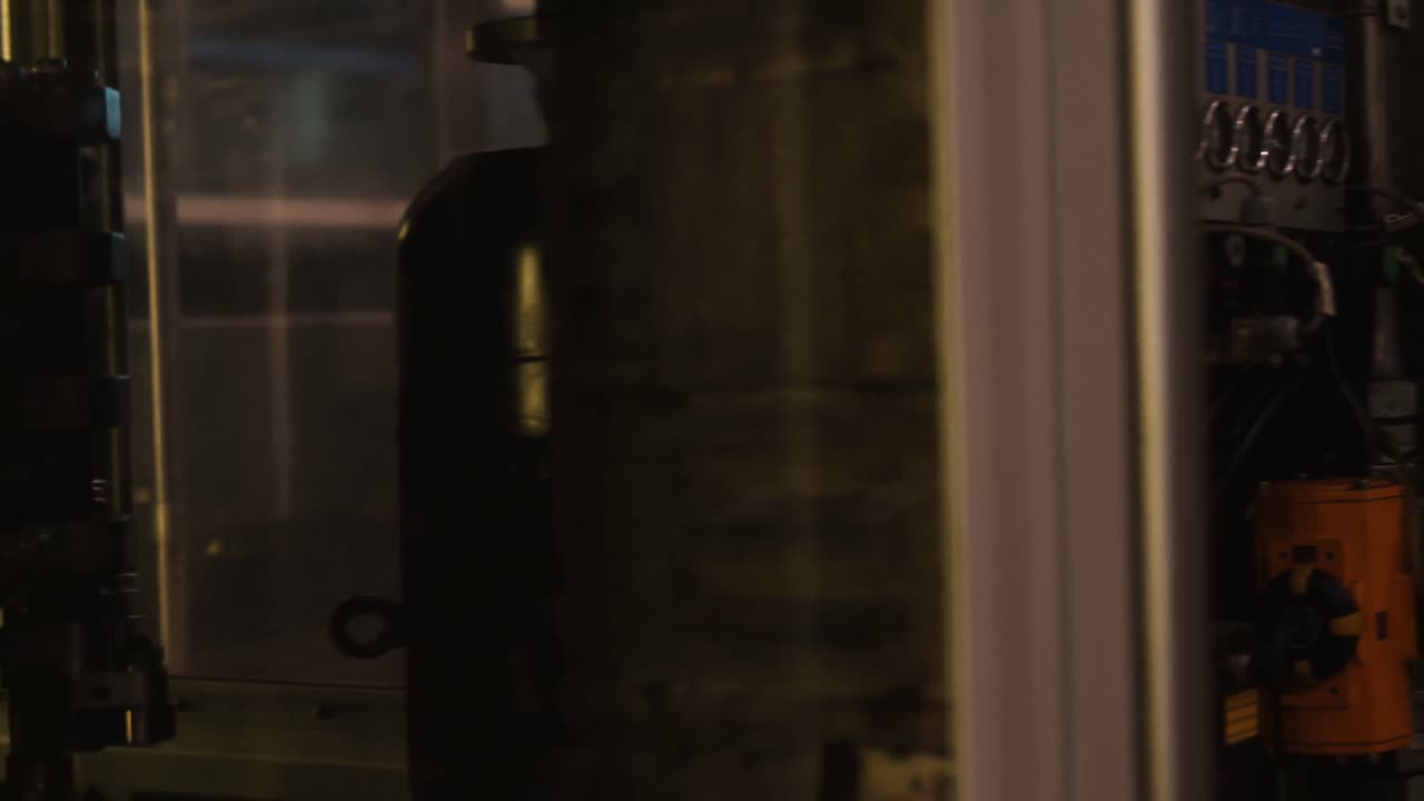 primer plano de las máquinas de llenado de botellas