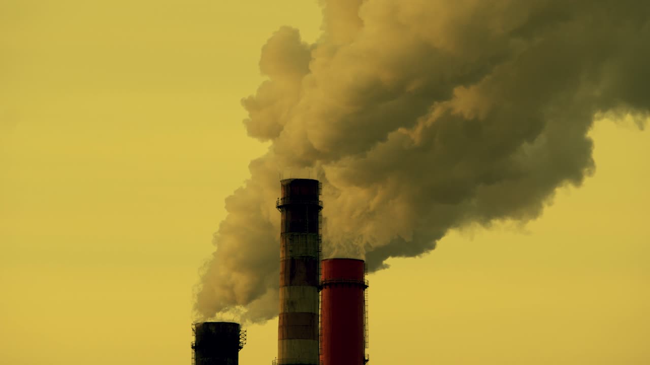 da tubi di fumo di fabbrica, inquinamento ambientale, emissioni tossiche, avvelenamento ecologico